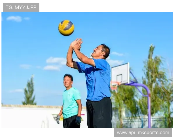 呼格吉拉图自建球场故事，展现普通人对排球纯粹热爱