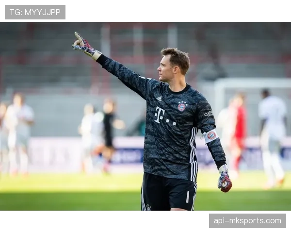 终场哨响,拜仁门将诺伊尔拾起比赛用球留念,疑似告别信号